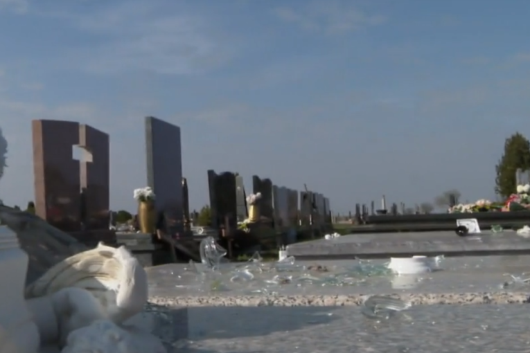 Strašan potpis na srpskim grobljima: U Federaciji BiH, na zadušnice, uništeni spomenici