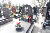Cveće na grobu Ksenije Pajčin prekrilo pevačicino ime: Tuga ne jenjava i 14 godina od njene smrti (FOTO)