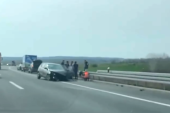 Silovit sudar na "Milošu Velikom" kod Obrenovca: Automobil smrskan, otpao točak, srča svuda (VIDEO)