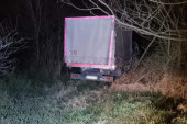 Kamuflaža nije uspela: Ukrao kamion, pa ga sakrio u šumarku