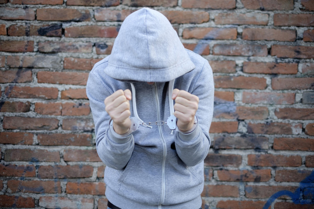 Krivična prijava za beogradskog srednjoškolca: Učenici osetili da mu je ranac veoma težak, pa mislili da ima pištolj!