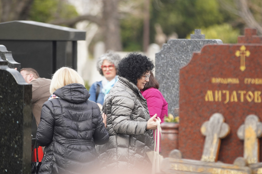 Tuga majke Ksenije Pajčin za ćerkom ne jenjava: Ovaj pevač ju je čvrsto zagrlio, pa položio belu ružu na grob (FOTO)