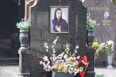 Sve o mladiću koji svake godine ostavlja crvene ruže na grob Ksenije Pajčin: Prelazi po 300 kilometara ne bi li joj odao počast (FOTO)