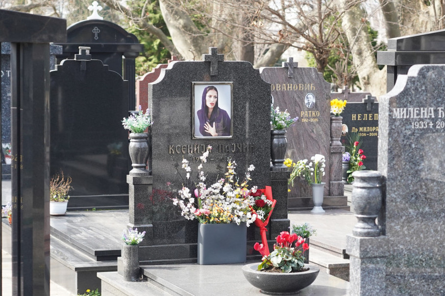 Majka Ksenije Pajčin jeca na ćerkinom grobu: Pevačicina sestra je čvrsto grli, potresne scene na pomenu