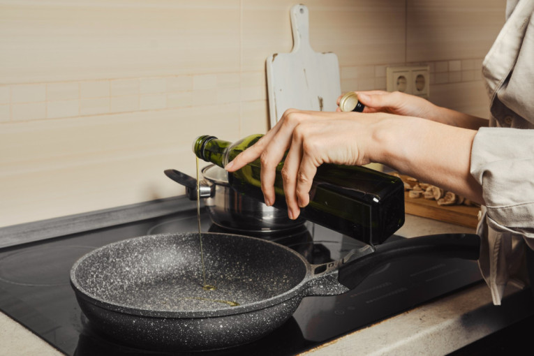 Dva jednostavna trika protiv prskanja ulja iz tiganja: Odsad bez masnih fleka svuda po kuhinji