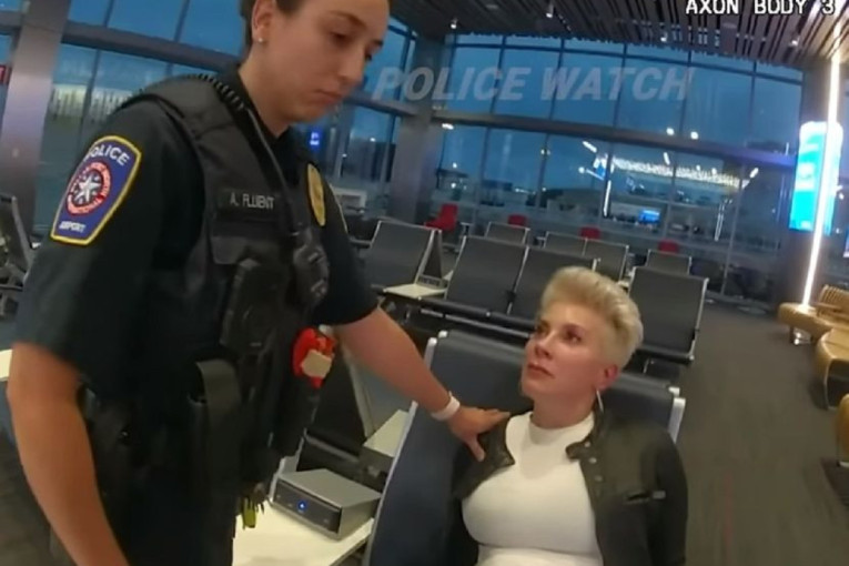 Pijanu ženu izbacili iz aviona, a ona krenula u napad: Vređala policajce, ismevala im plate i polni organ!
