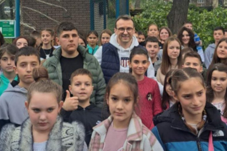 Petković dočekao decu sa Kosova i Metohije