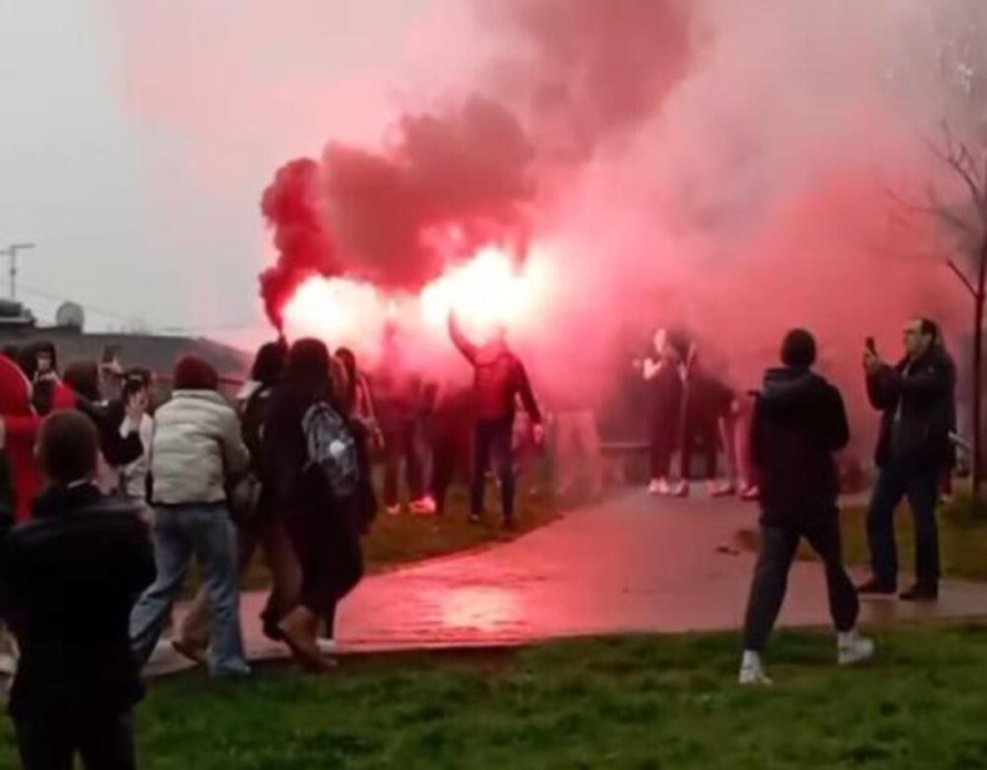 Ovo će pamtiti celog života: Učenici iz Rakovice priredili nastavnici nezapamćen ispraćaj u penziju (VIDEO)