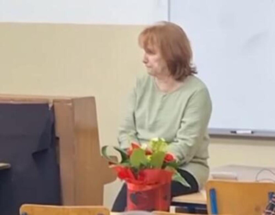 Ovo će pamtiti celog života: Učenici iz Rakovice priredili nastavnici nezapamćen ispraćaj u penziju (VIDEO)