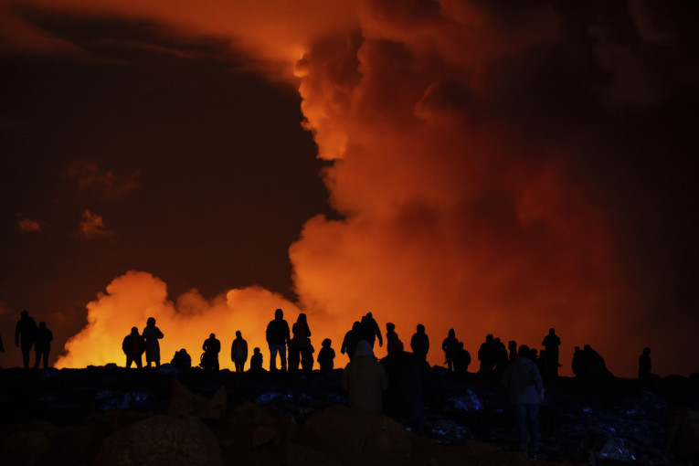 Lava i danas izbija iz vulkana na Islandu! Pukotina se proširila, pojavio se snimak kako se ljudi bore sa vatrom (VIDEO)