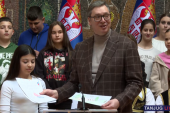 Deca sa Kosmeta uručila poklon Vučiću: Predsednik oduševljeno rekao - ima sunca na KiM