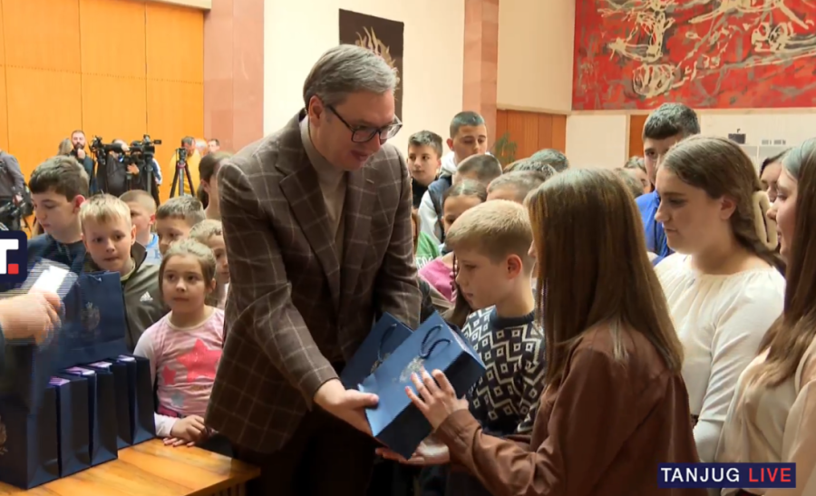 Vučić ugostio decu sa KiM: Hvala što ste danas ovde na godišnjicu strašnog pogroma srpskog stanovništva koji istom žestinom traje i danas