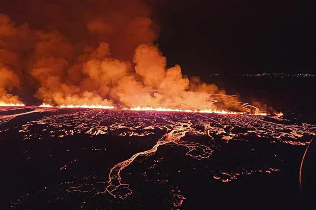Erupcija na Islandu: Ojačani bedemi, lava teče 1 km na sat (VIDEO)