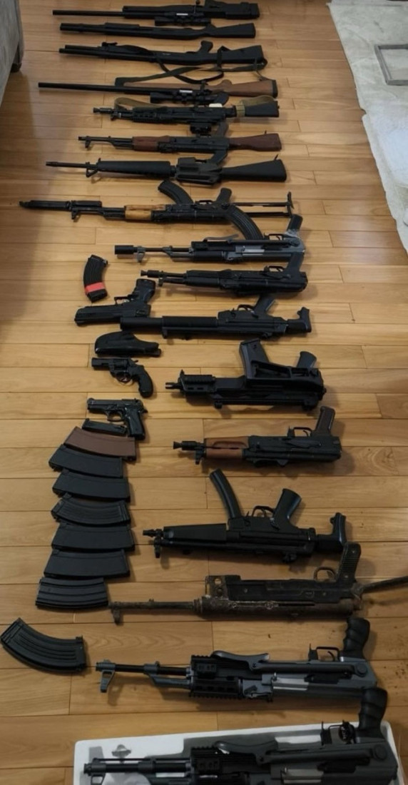 Uhapšen maloletnik koji je pretio da će naoružan doći u školu i pobiti sve! Policija mu u kući pronašla čitav arsenal "airsoft" oružja!