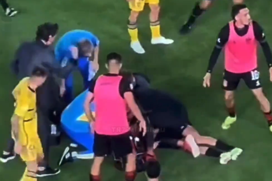 Fudbaler se samo srušio u naručje saigrača i krenuo da se trese! Jezive scene iz Argentine! (VIDEO)