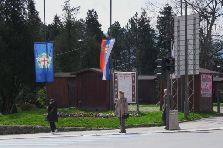 Gornji Milanovac zavijen u crno! Dan žalosti zbog stradalih mladića, zastave spuštene na pola koplja (VIDEO)