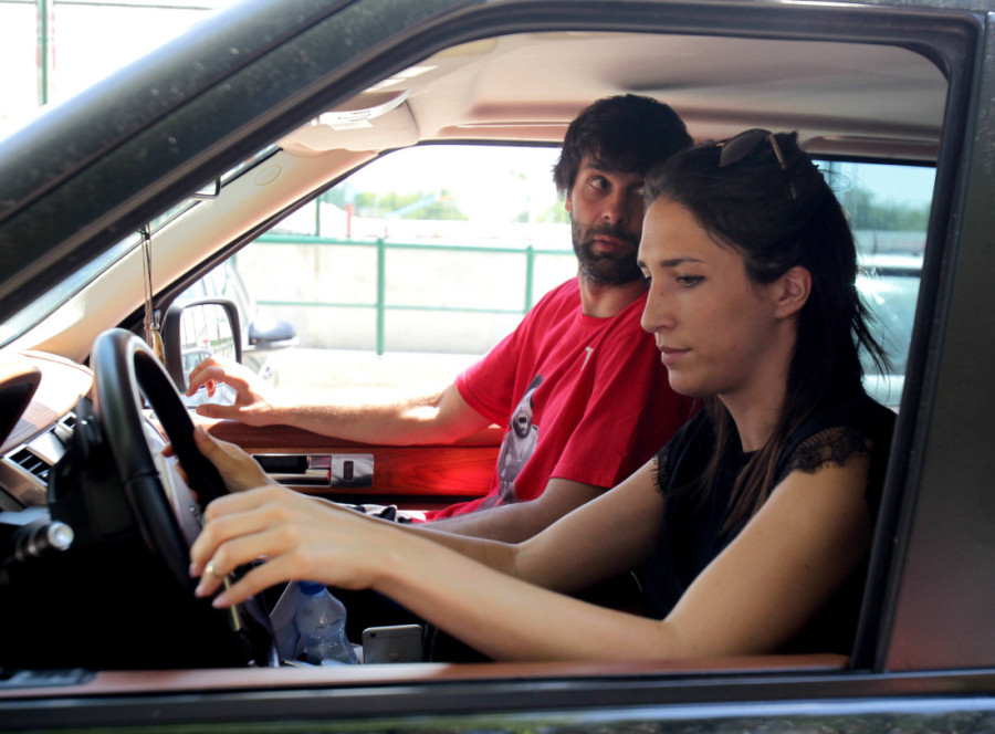 Bujno poprsje Jelisavete Orašanin u prvom planu: Glumica bacila sve u trans, oči uprte u dubok šlic do struka i njen dekolte