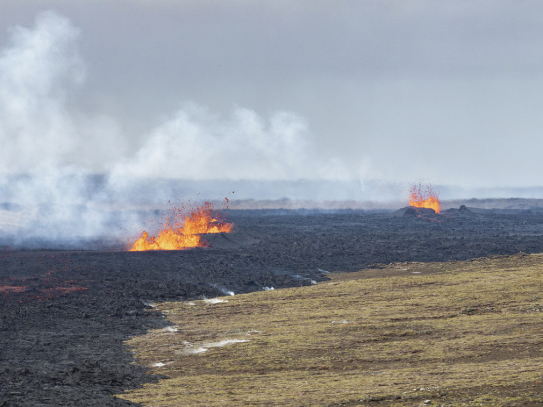 Vulkan na Islandu još aktivan: Barijere promenile tok lave, grad Grindavik za sada bezbedan