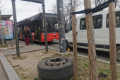 Teška nesreća kod Karađorđevog parka: Autobusu otpao točak i udario dve žene, jedna završila na reanimaciji (VIDEO)