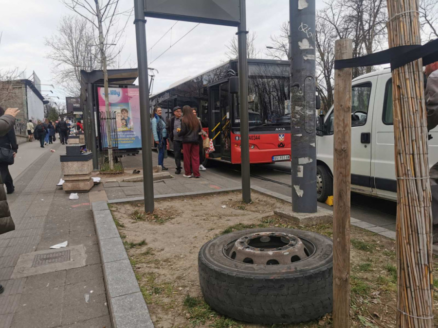 Točak autobusa prikovao ženu za ogradu! Detalji nesreće kod Karađorđevog parka, poznato u kakvom su stanju dve povređene žene