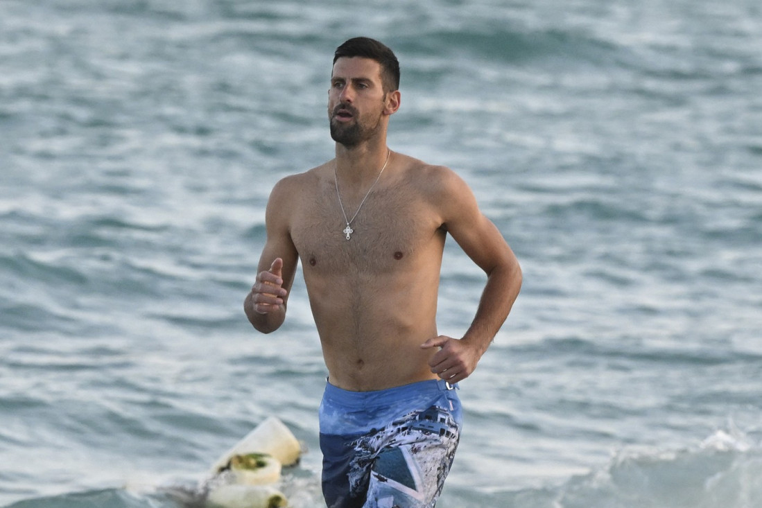 Novak neće da igra, ali je bio u Majamiju: Snimljen kako trči po plaži i brčka se u Atlantiku