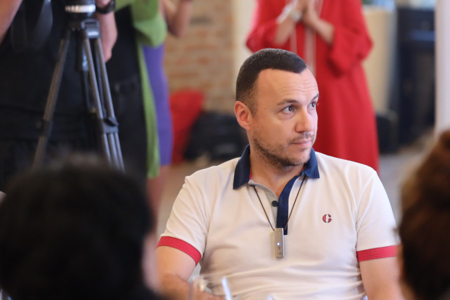 Ovako u stvari živi Bane Mojićević posle razvoda! Komšije razvezale jezik: Nova devojka mu nije pevaljka, zato ljubav i traje!