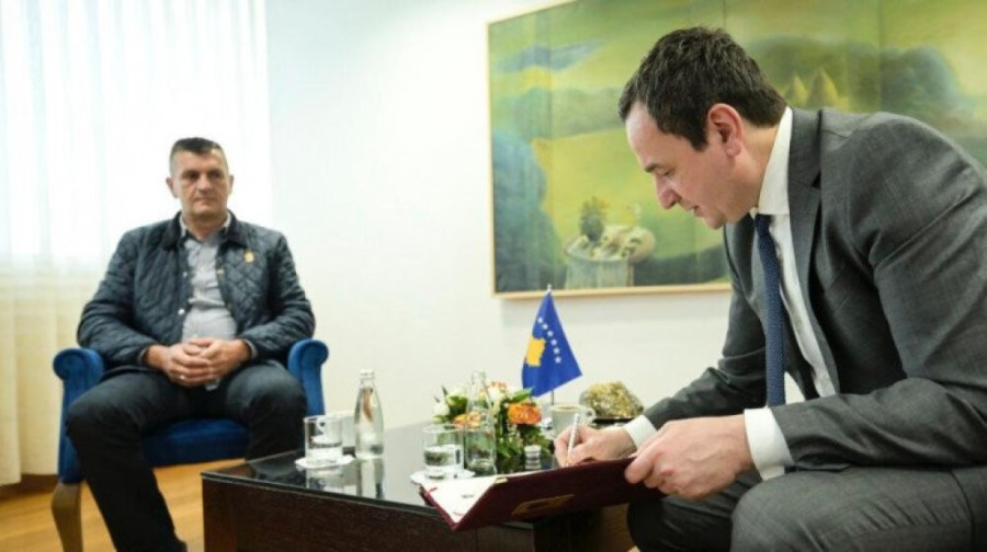 Isplivao šok snimak: Ovako Kurtijev Srbin, bludni(k) Radoica Radomirović instruiše svoje kerbere da zapale automobil! (VIDEO)