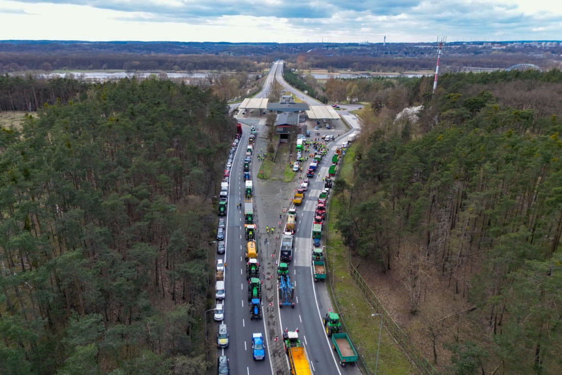 Poljski farmeri blokirali granicu sa Nemačkom: Zatvoren put kojim dnevno prođe 17.000 kamiona!