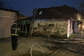 Gori kuća u širem centru Čačka: Vatrena stihija zahvatila čitav objekat, vatrogasci-spasioci na licu mesta (FOTO)