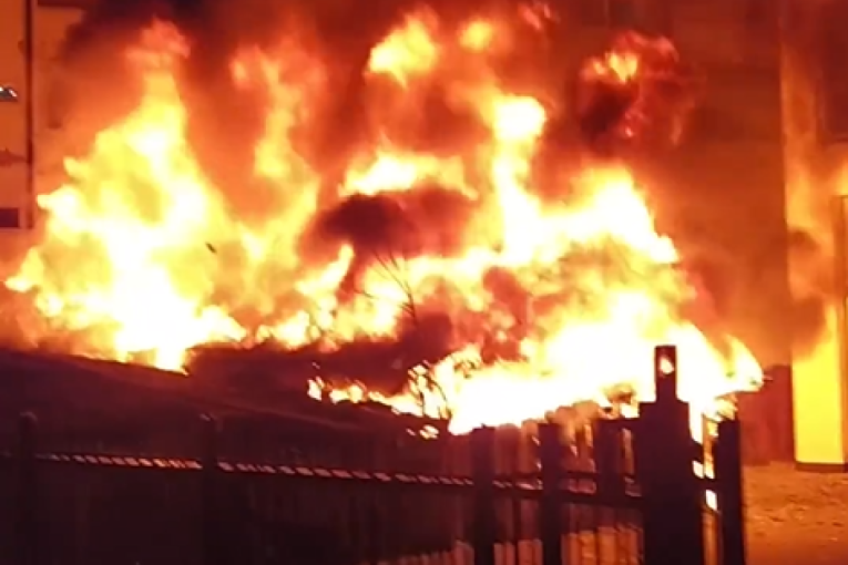 Ogroman požar u Loznici: Gori 14 garaža, izgorelo 5 automobila! (VIDEO)