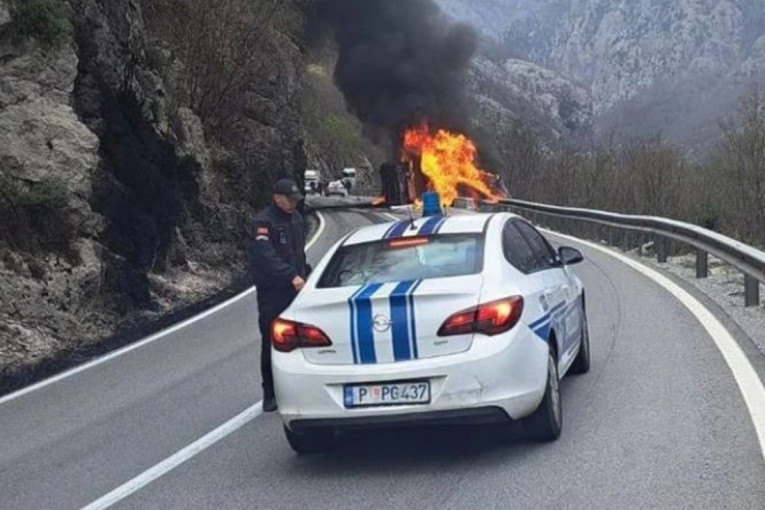 Zapalio se kamion u kanjonu Morače: Saobraćaj bio obustavljen četiri sata! (FOTO)