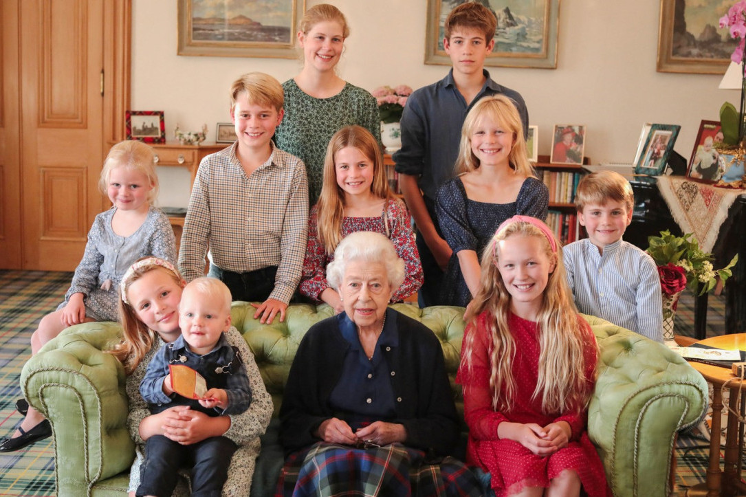 Još jedan kraljevski fotošop: Da li se kraljica uopšte slikala sa unucima ili je sve montirano?