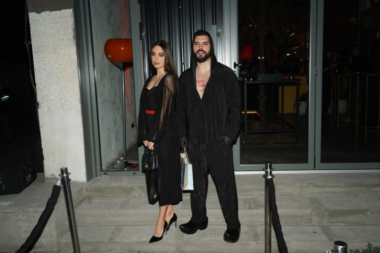 Adam Adaktar našminkan i u svetlucavoj garderobi: Detalj na grudima šokirao prisutne (FOTO)