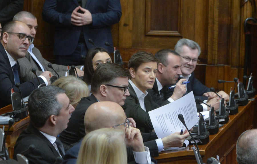 Završena rasprava u parlamentu, nastavak u sredu: Sednicu opozicija ponovo pokušala da opstruira, nasrnuli i na predsedavajućeg