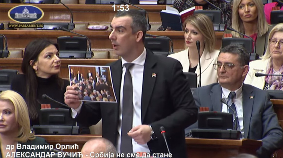 Završena rasprava u parlamentu, nastavak u sredu: Sednicu opozicija ponovo pokušala da opstruira, nasrnuli i na predsedavajućeg