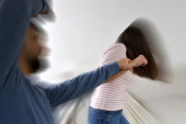 Brutalno porodično nasilje: Ženu vukao i nosio ka terasi, preteći joj da će je baciti!