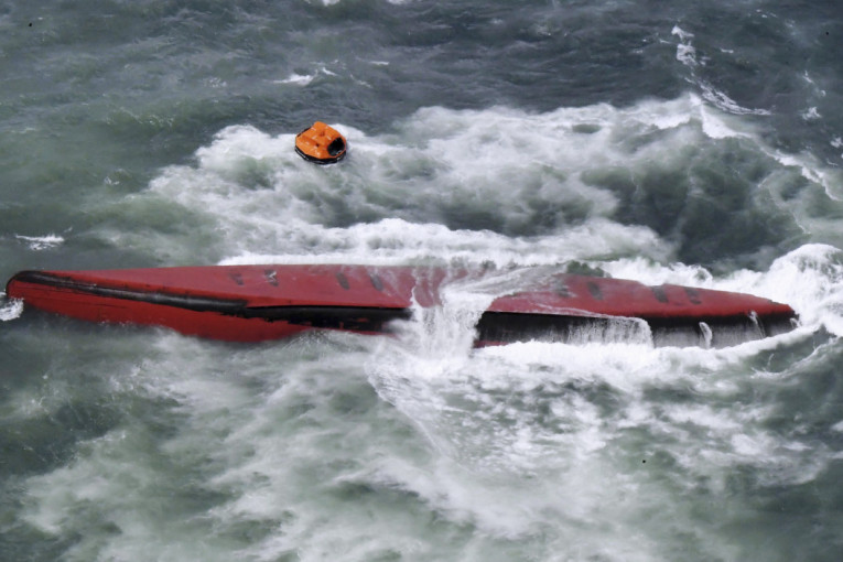 Tanker očajnički dozivao pomoć, pa pronađen prevrnut: Stradalo 7 članova posade, u vodu iscurila opasna supstanca (FOTO)