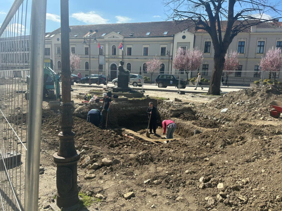 Radnici kopali u centru grada, pa pronašli ljudske kosti: Odmah stali sa radovima (FOTO)
