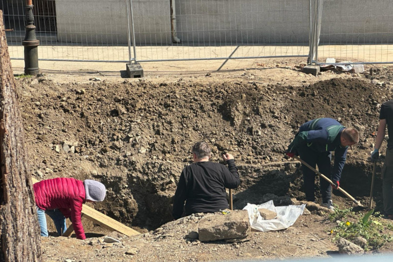 Radnici kopali u centru grada, pa pronašli ljudske kosti: Odmah stali sa radovima (FOTO)