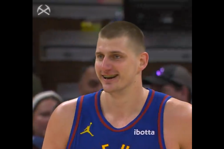 Jokić pogodio trojku preko rivala, pa mu se nasmejao u lice! To je Džoker! (VIDEO)