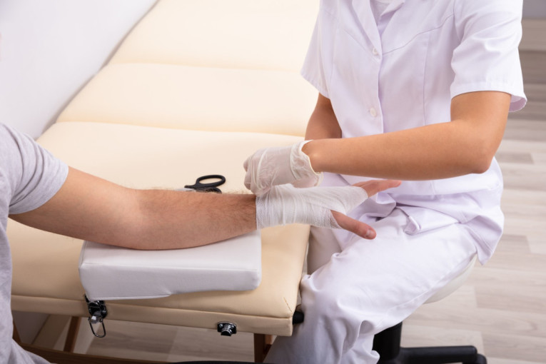 Šok u bolnici: Migrant se pretvarao da je medicinska sestra!