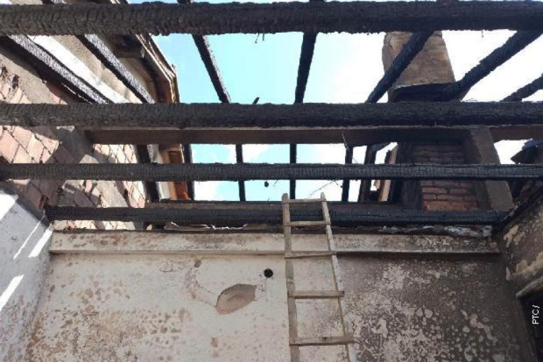 Tuga kod Kosovske Kamenice: Devetočlana porodica ostala bez krova nad glavom, požar im "progutao" kuću