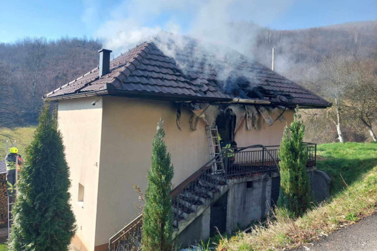Dim guta krov: Vatra izbila u porodičnoj kući u selu kod Bijelog Polja