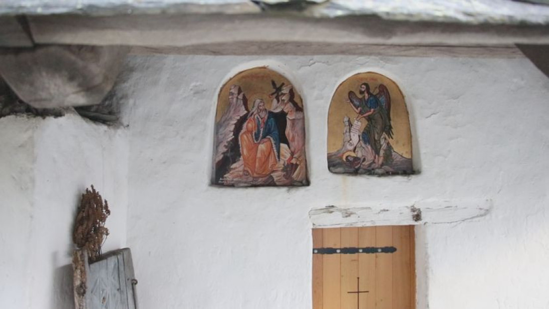 Ovo je najmanja crkva u Srbiji: Podignuta na strmoj steni u klisuri reke Moravice, a do nje se mogu popeti samo hrabri (FOTO)