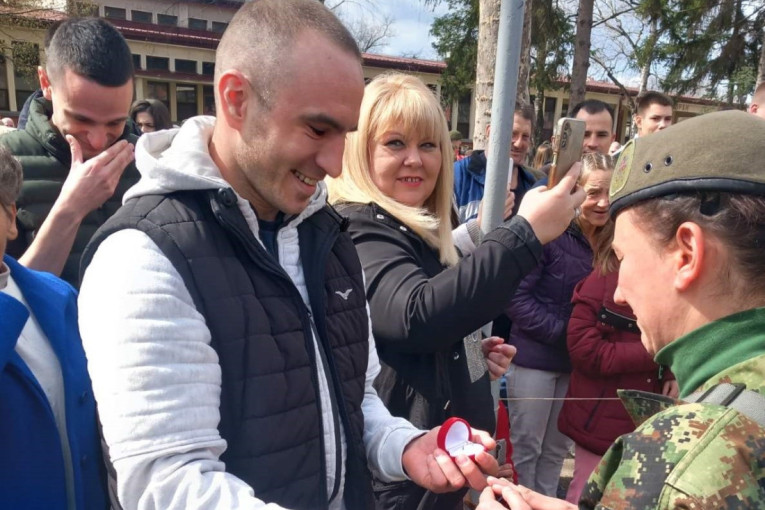 Zaklela se na ljubav domovini, a onda i Dušanu: Tamaru dečko zaprosio kada je položila zakletvu - samo je rekla kratko vojničko "DA"(FOTO)