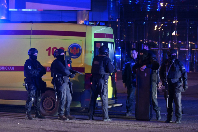 Jezivi snimci se šire društvenim mrežama: Posle napada, zapaljena koncertna hala, ljudi se evakuišu (VIDEO)