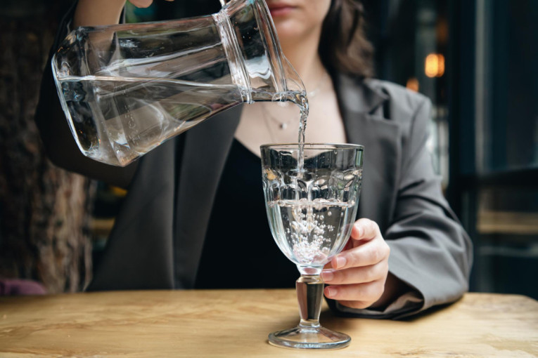 Da li gazirana voda sme da se pije kad vas boli grlo?