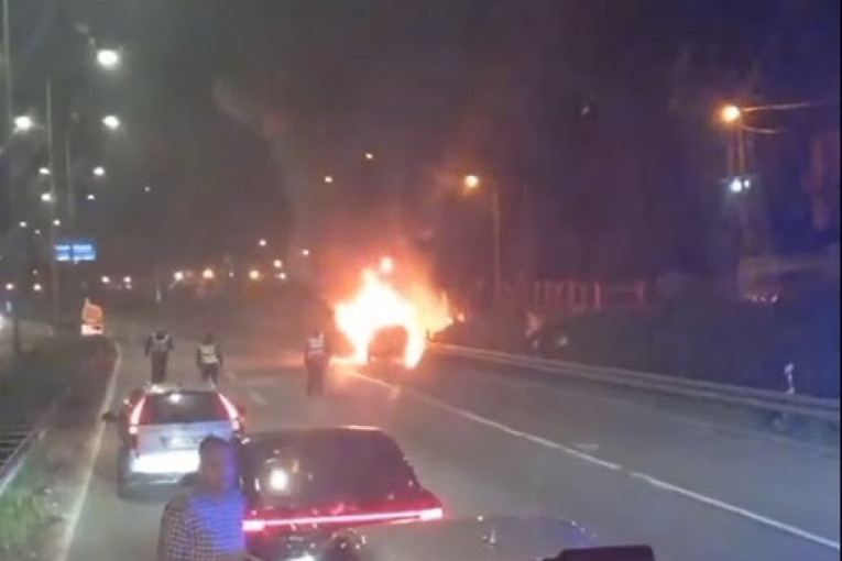 Buktinja na auto-putu kod Vrčina: Zapalio se automobil - ima teže povređenih lica! Saobraćaj ka Beogradu obustavljen! (VIDEO)
