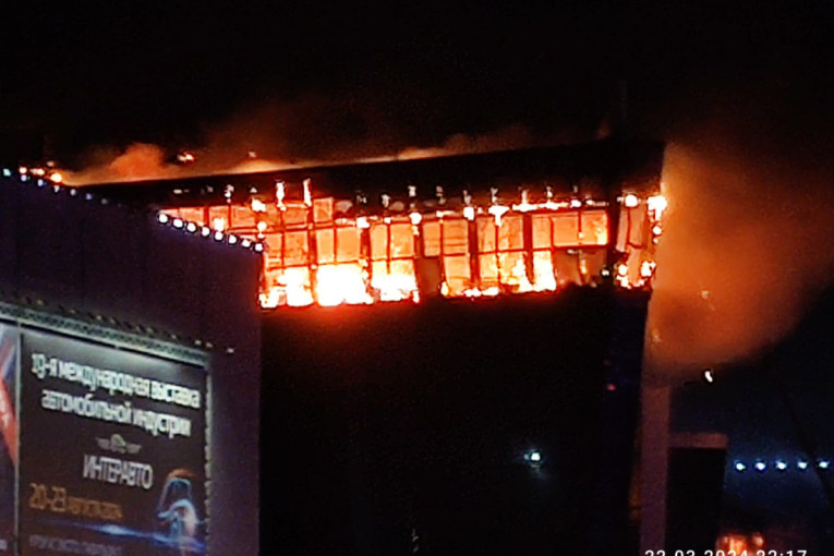 Novi detalji o terorističkom napadu u Moskvi: Traje potraga za teroristima, spasioci zatekli horor u toaletu dvorane (UZNEMIRUJUĆI VIDEO)