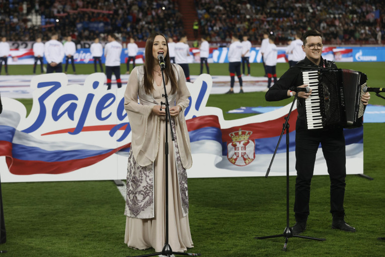 Danica Crnogorčević zapevala na ruskom i srpskom, dirnula u srce sve na stadionu (VIDEO)